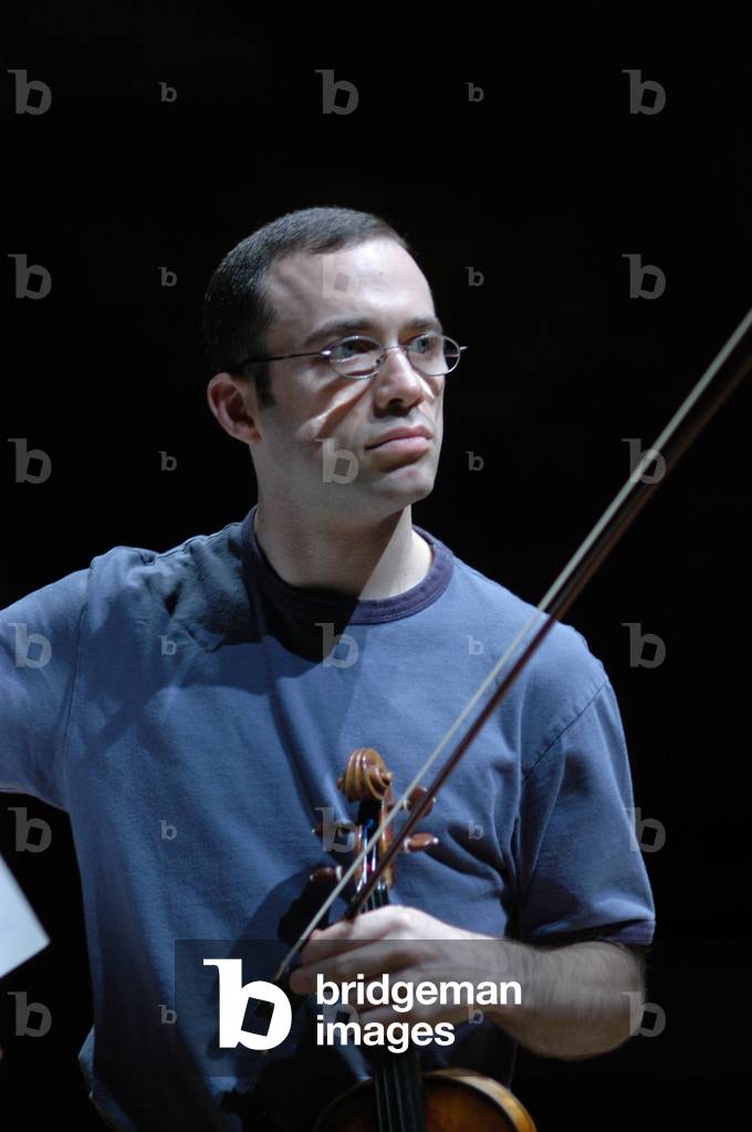 Mark Steinberg,  holding violin while  playing Wolfgang Amadeus Mozart Violin sonatas at Aldeburgh Festival 2004