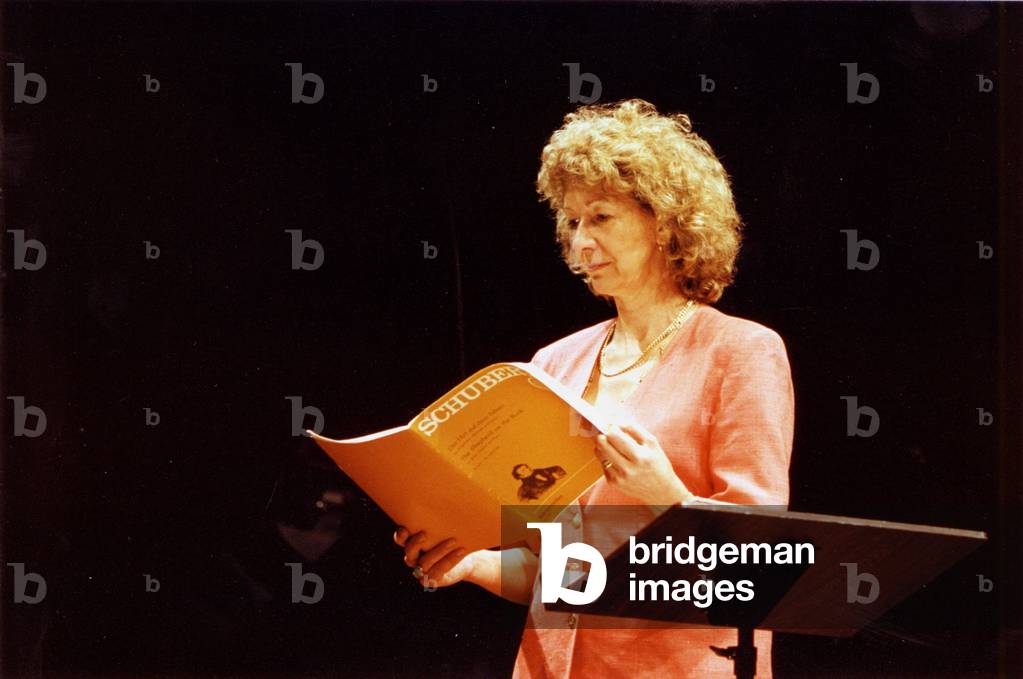 Felicity Lott singing in 1999, Aldeburgh English singer
