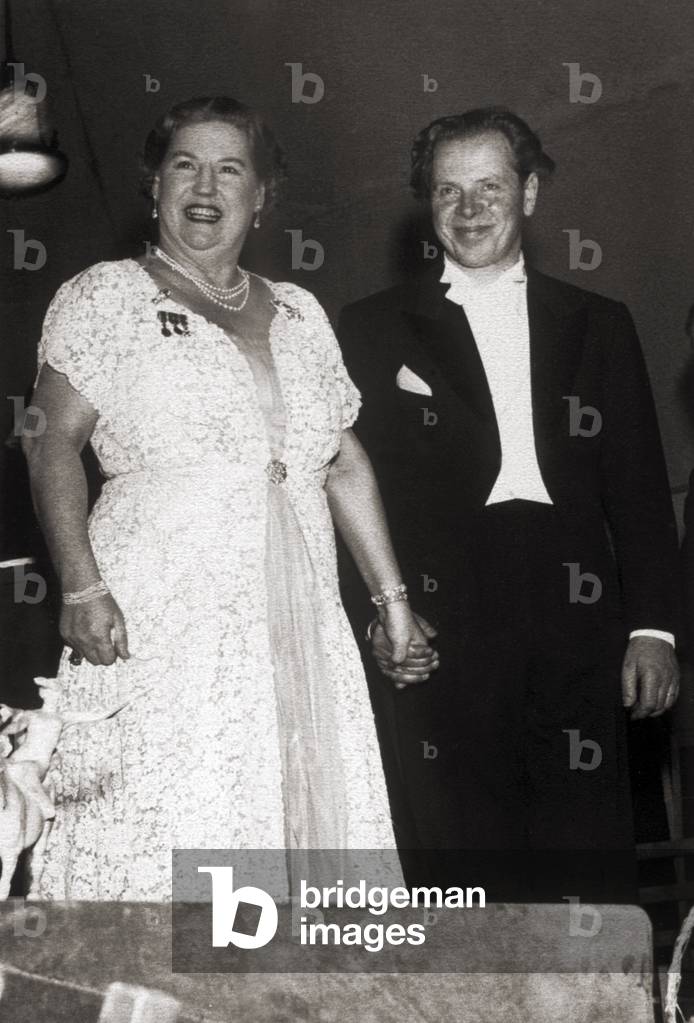 Kirsten Flagstad with conductor Olav Kielland (Filharmonisk Selskaps Orkester, Oslo) for her very last concert performance - Oslo, 1953