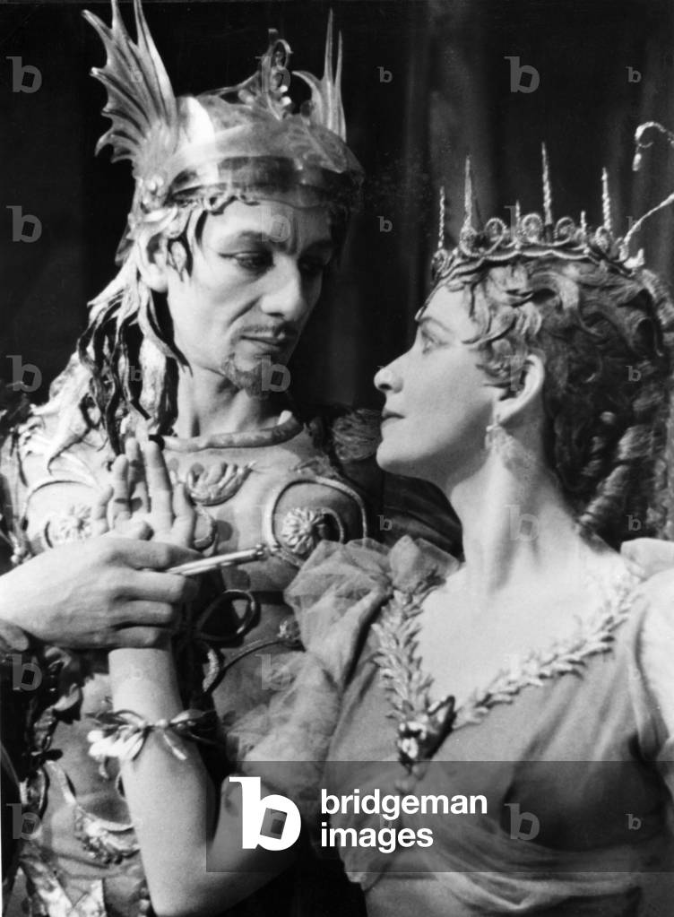 John Gielgud as Oberon with Peggy Ashcroft as Titania in a Midsummer Night 's Dream produced at Haymarket Theatre, London 1945
