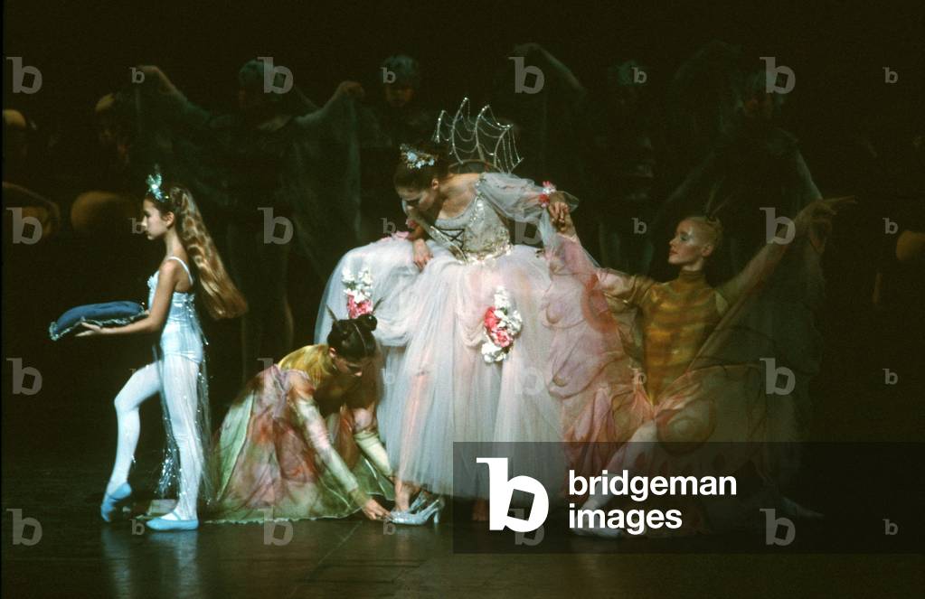 Cinderella with Suzanne Farrell trying on the Prince's slipper, Chicago City Ballet, Chicago, 1985 (photo)