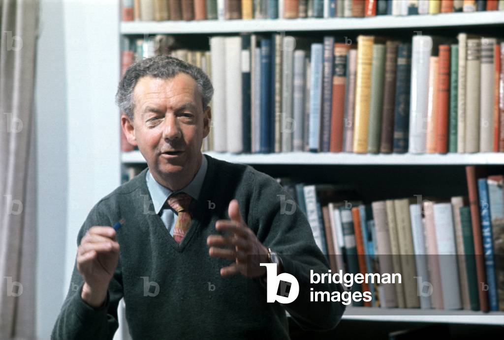 Bild von Fotografie "Benjamin Britten probt einen Chor in seinem Haus" von Brian Seed