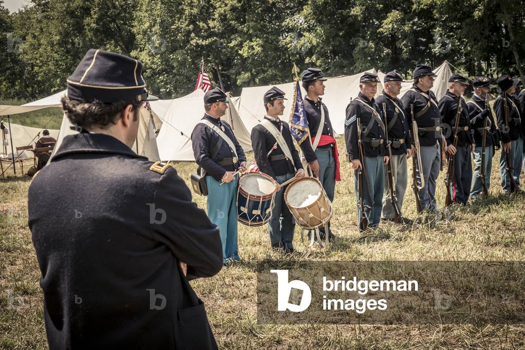 Officer of the health personnel framed in the regiment observes the training activities of the company, Century XIX: American Civil War, Borzano di Albinea, Reggio Emilia, Italy (photo)