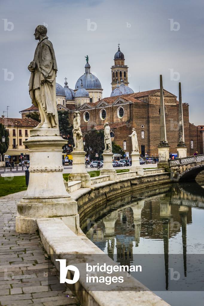 Prato della Valle, Padua, Veneto, Italy (photo)