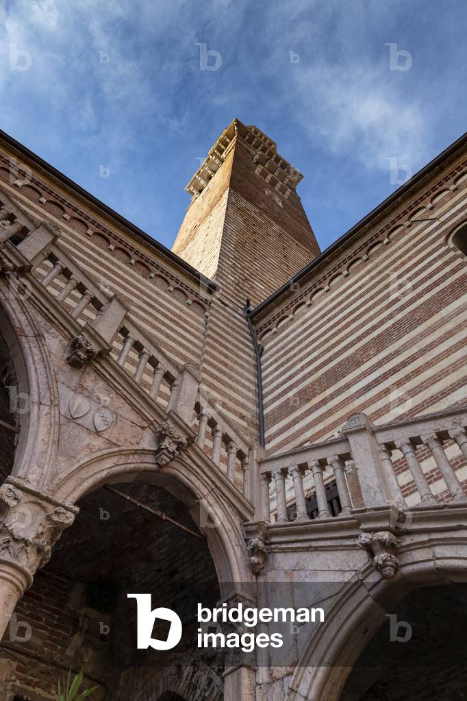 Palazzo della Ragione and Torre dei Lamberti, Verona, Italy (photo)