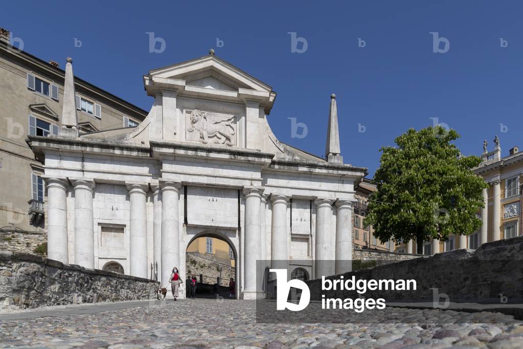 Porta San Giacomo, Bergamo, Italy (photo)