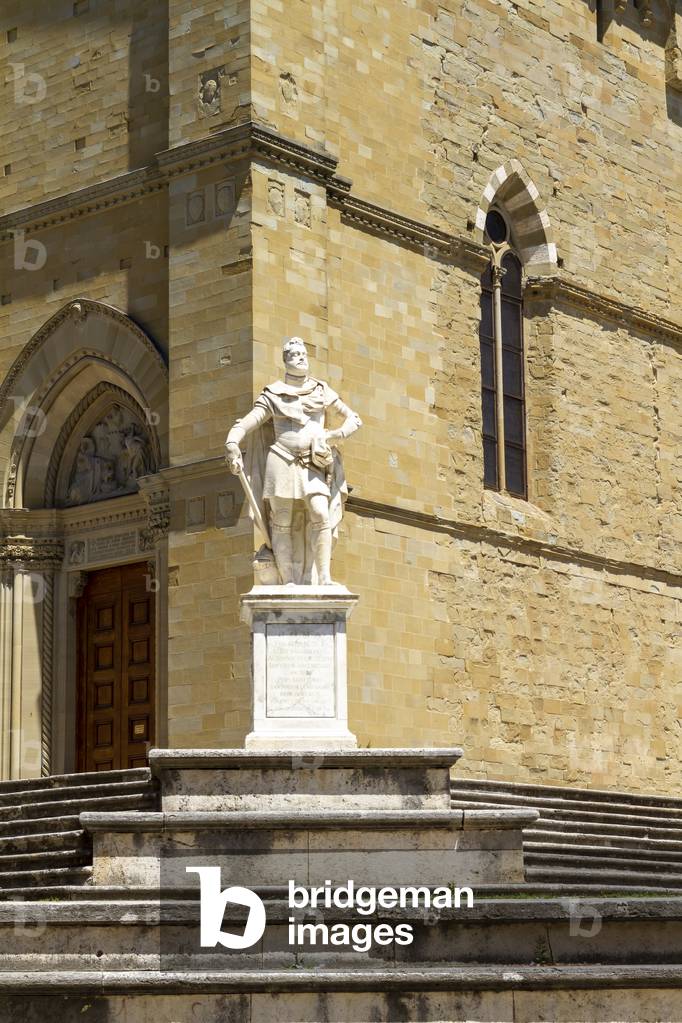 Monument Ferdinand I De' Medici and Cathedral of Saints Peter and Donato, Arezzo, Tuscany, Italy (photo)