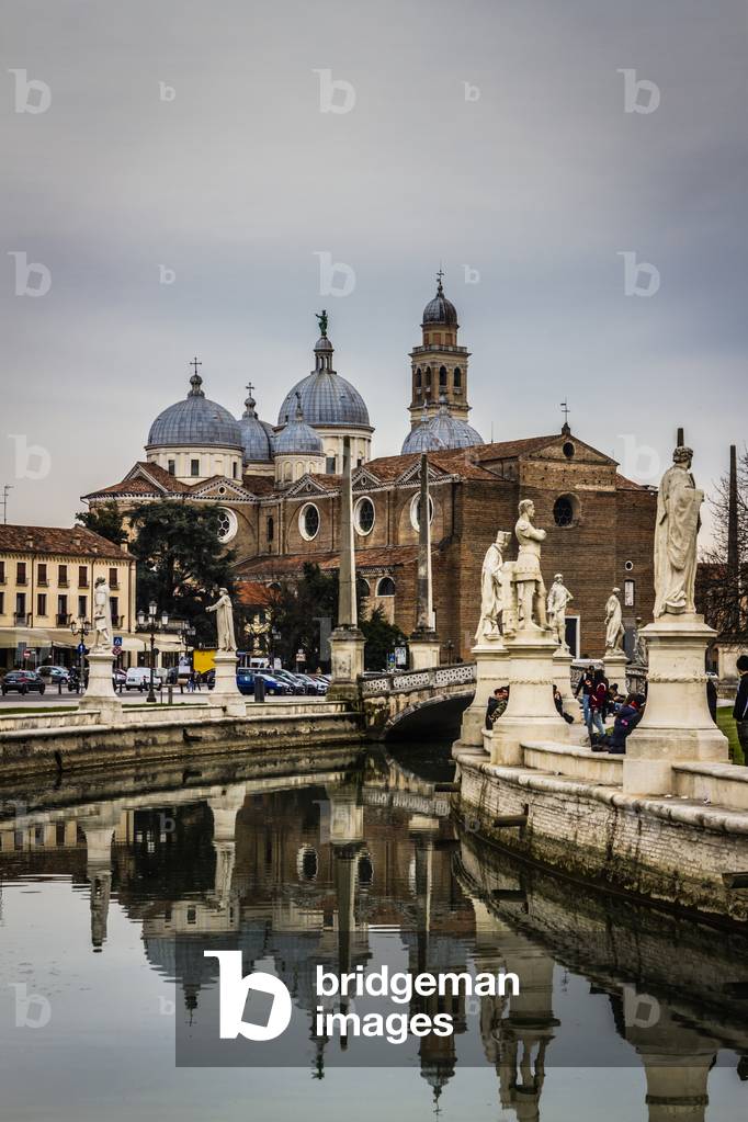 Prato della Valle, Padua, Veneto, Italy (photo)