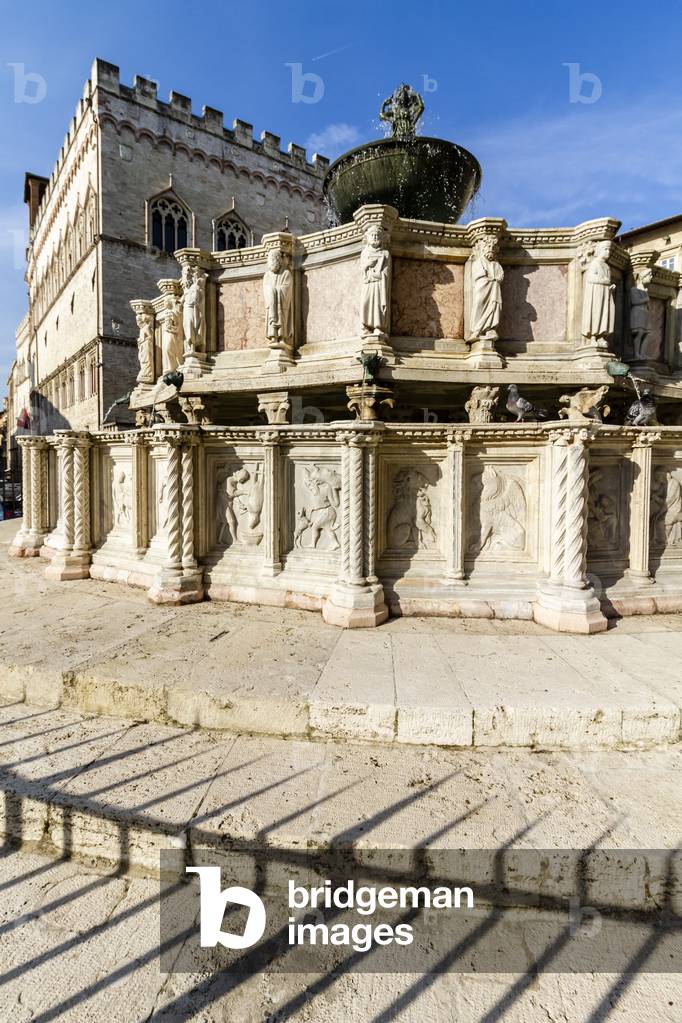 Piazza IV Novembre fountain Maggiore and Palazzo dei Priori, Perugia, Italy (photo)