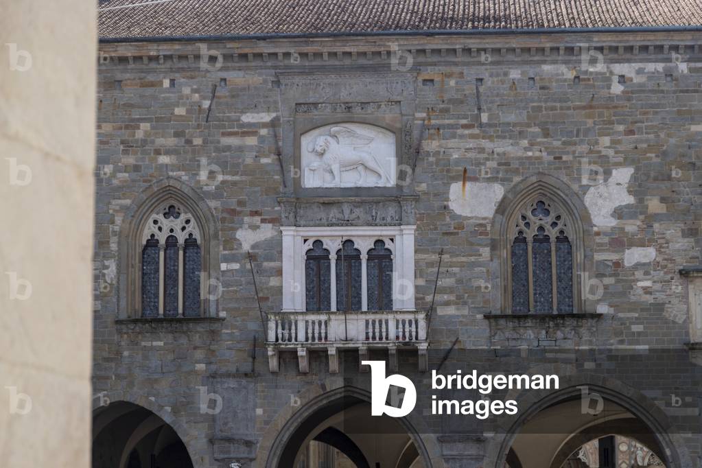 Piazza Vecchia. Palazzo della Ragione, Bergamo, Italy (photo)