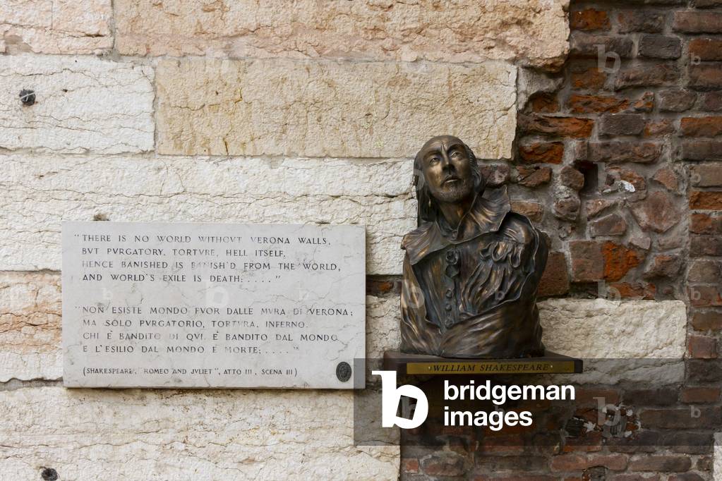 Plaque and bust William Shakespeare, Verona, Italy (photo)