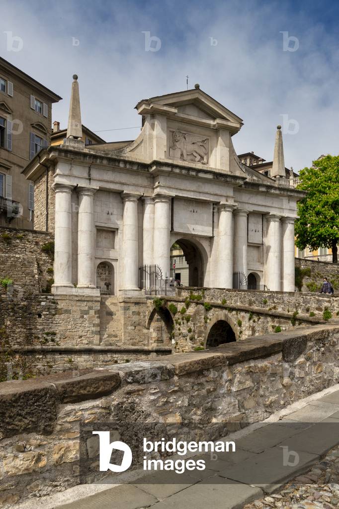 Porta San Giacomo, Bergamo, Italy (photo)