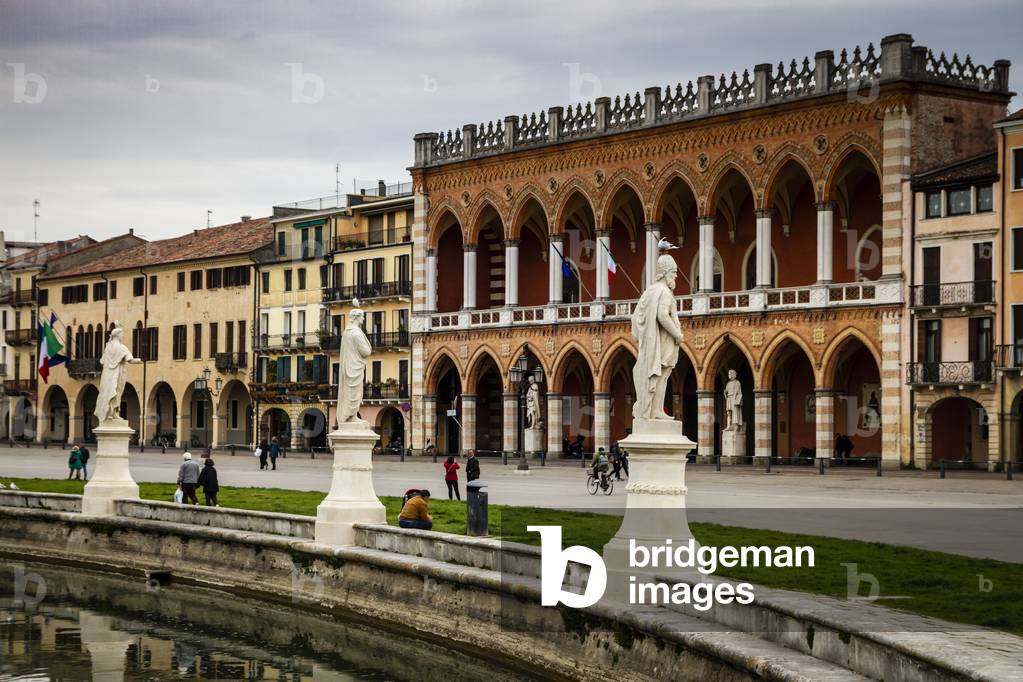 Prato della Valle, Padua, Veneto, Italy (photo)