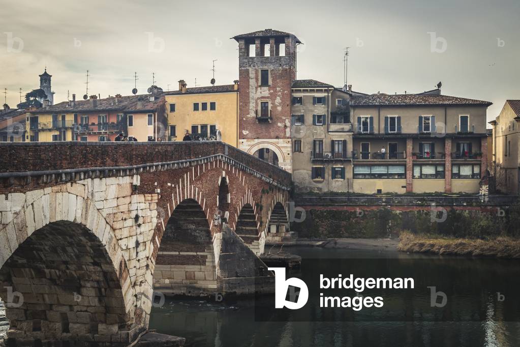 Stone bridge: Roman arch bridge, Verona, Italy (photo)