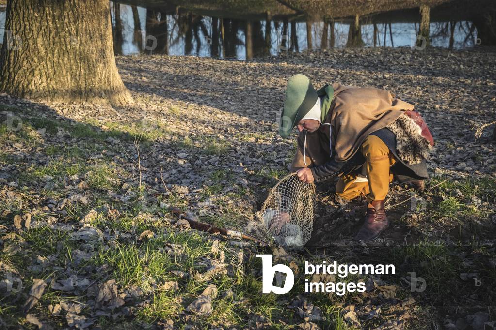 Reconstructive hypothesis military civilian life under the Lordship of the Scaligeri, 14th century: The hunter prepares the trap to catch a fox, Castello di Cervarese (PD) January 12, 2020, Fossona di Cervarese Santa Croce, Padua, Italy (photo)