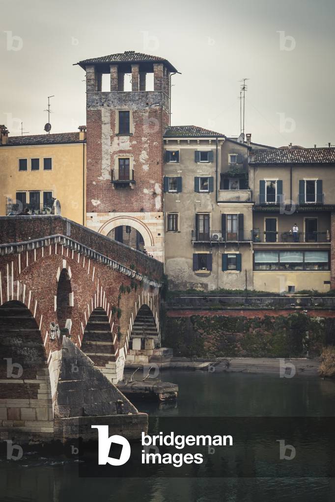 Stone bridge: Roman arch bridge, Verona, Italy (photo)