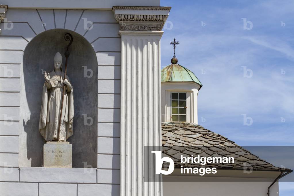 Cathedral Santa Maria Assunta, Outer, Timpano, Statue depicting Saint Joconde, Aosta, Valle D'Aosta, Italy (photo)