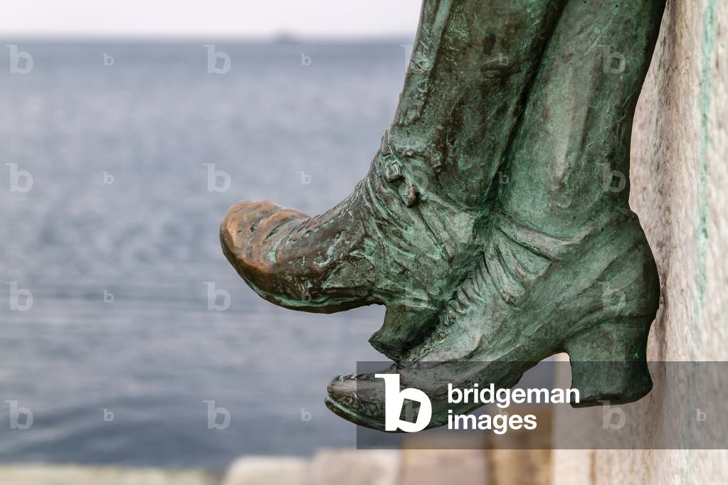 Riva Caduti for the Italianity of Statue “The girls of Trieste”. Fiorenzo Bacci, Trieste, Friuli Venezia Giulia, Italy (photo)