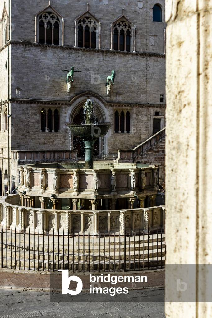 Piazza IV Novembre fountain Maggiore and Palazzo dei Priori, Perugia, Italy (photo)