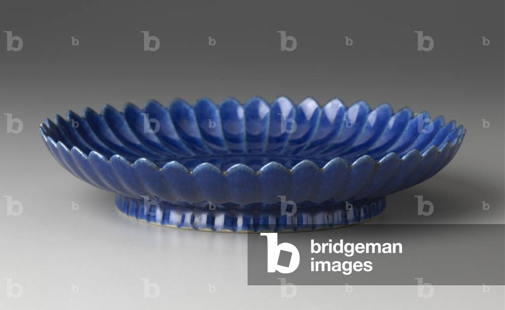 Chrysanthemum-shaped plate (porcelain)