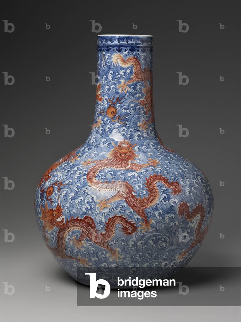 Large tianqiuping-shaped vessel with overglaze red decoration of dragon amidst waves (porcelain)