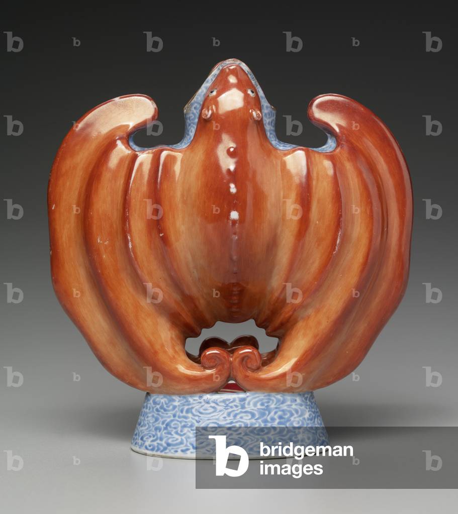 Bat-shaped vessel decorated with red and blue overglaze enamel on foot and neck (porcelain)