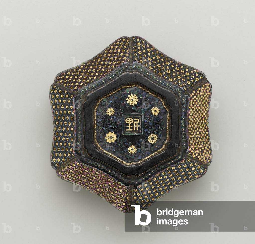 Foliate covered box, 17th - 18th century (dark brown lacquer, mother of pearl & gold foil)