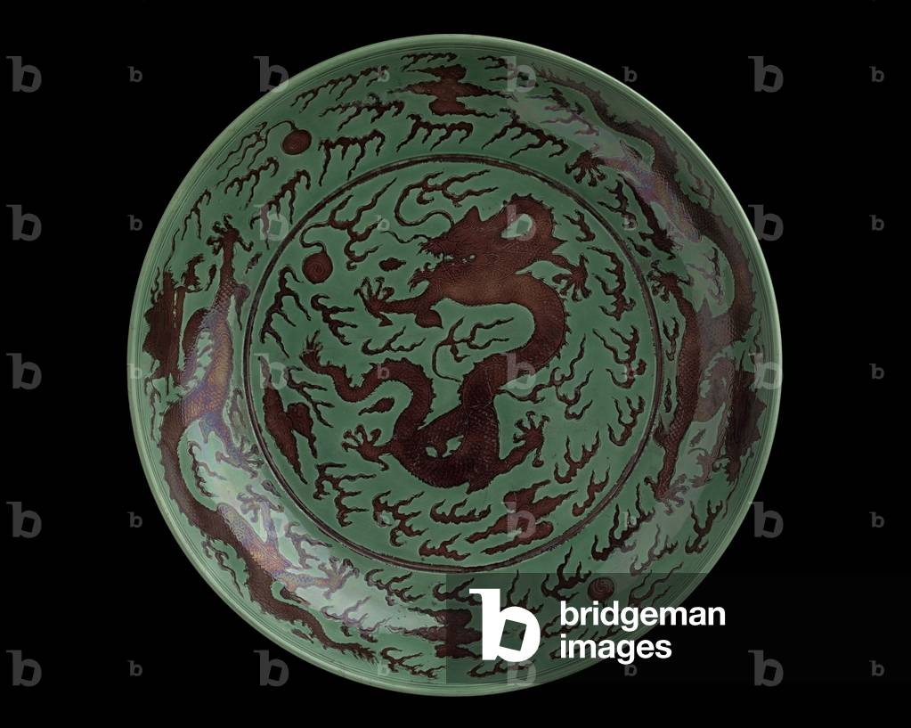 Plate with purple decoration of dragons chasing flaming pearls on a green ground (porcelain)
