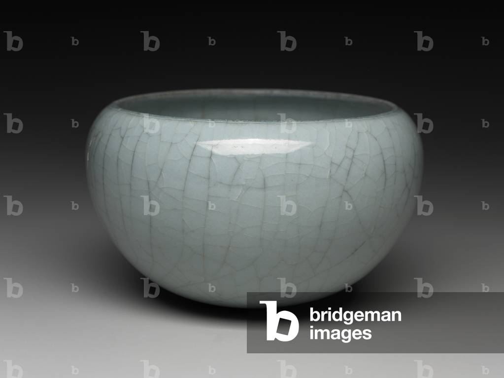 Alms bowl decorated with crackle glaze (porcelain)