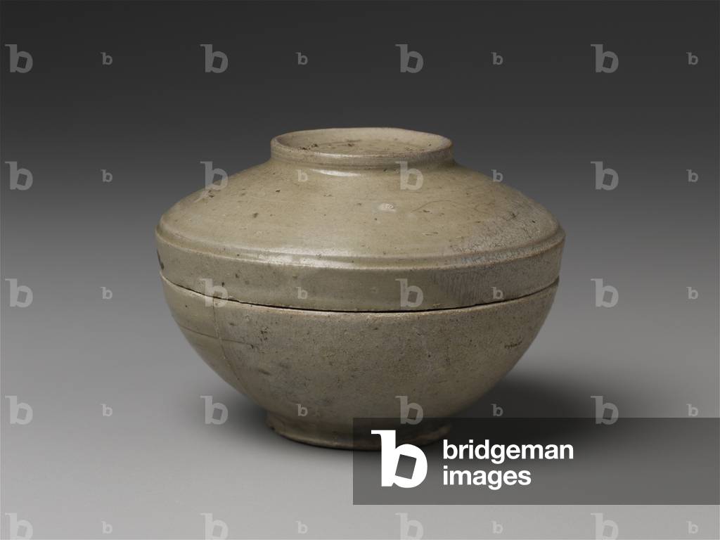 Covered bowl, Tang dynasty to Five Dynasties Period, 618-960 (stoneware with celadon glaze)