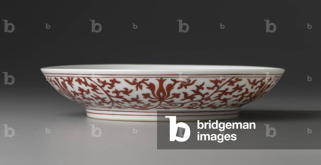 Bowl with iron red decoration of flower scrolls (porcelain)