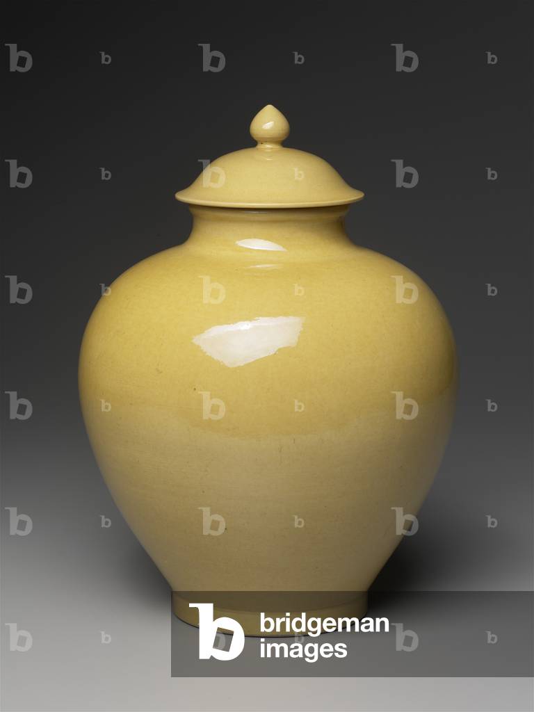 Jar decorated with yellow glaze (porcelain)
