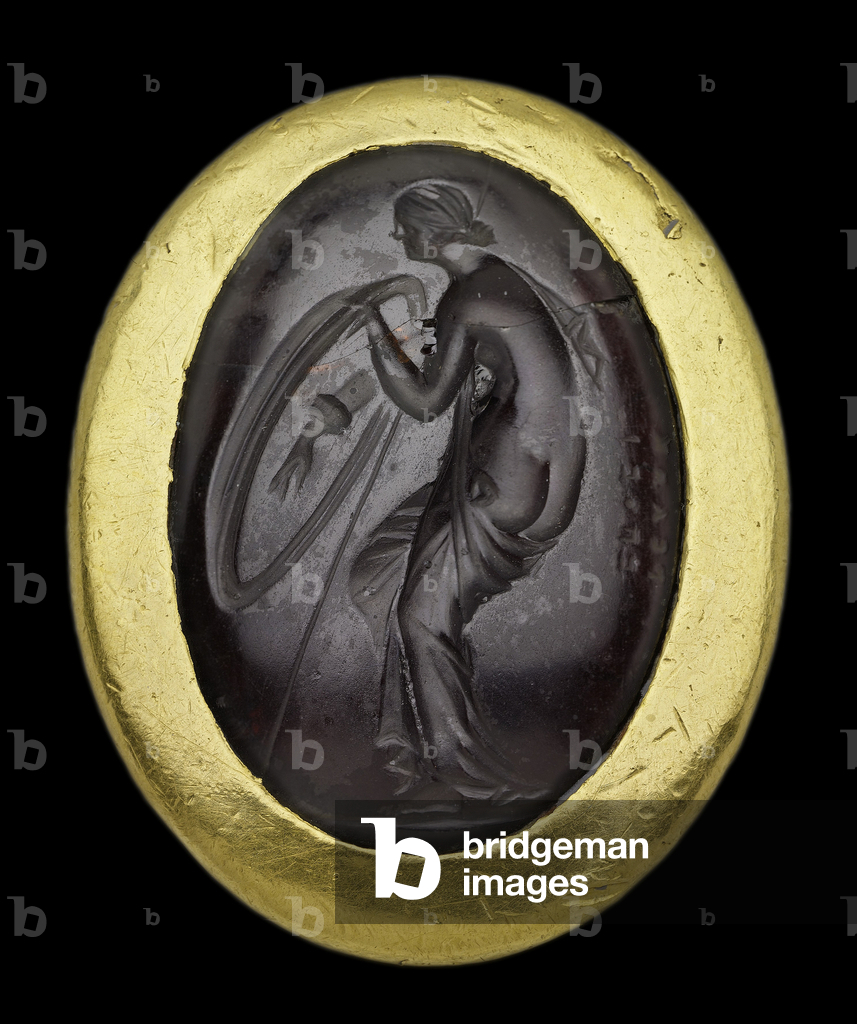 Ring with oval gem with armed Aphrodite, Hellenistic Period (gold & garnet)