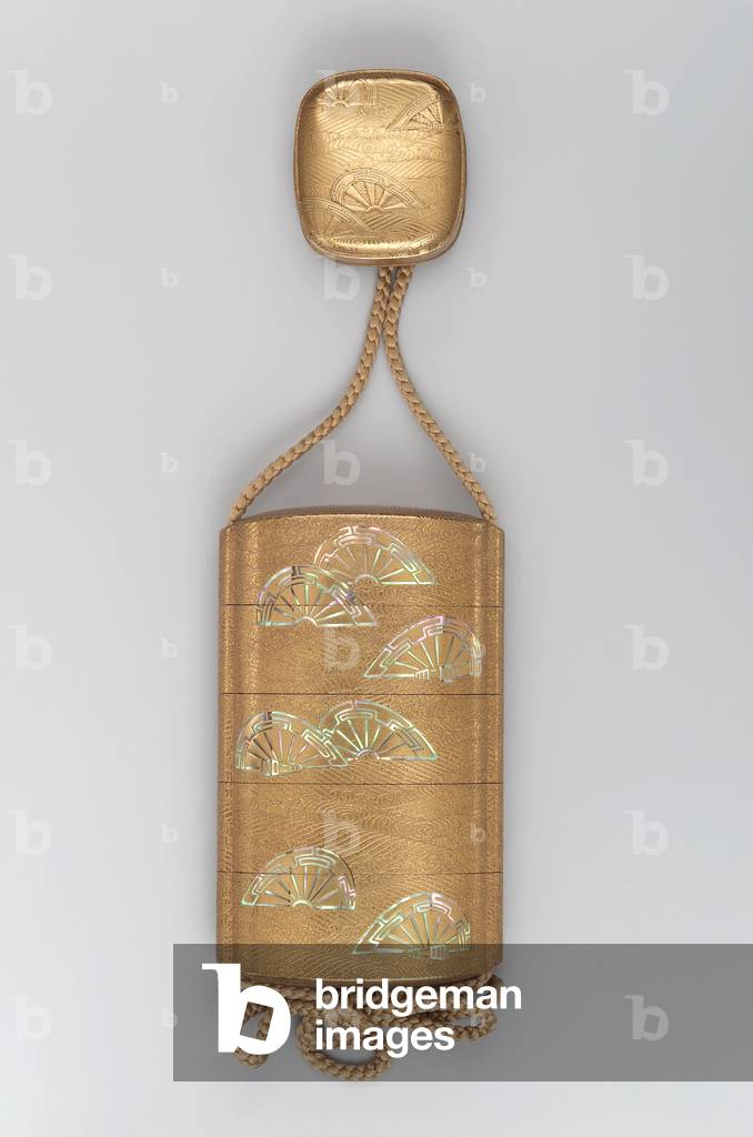 Hako netsuke with katawaguruma design (gold lacquer with gold hirame & hiramaki-e)