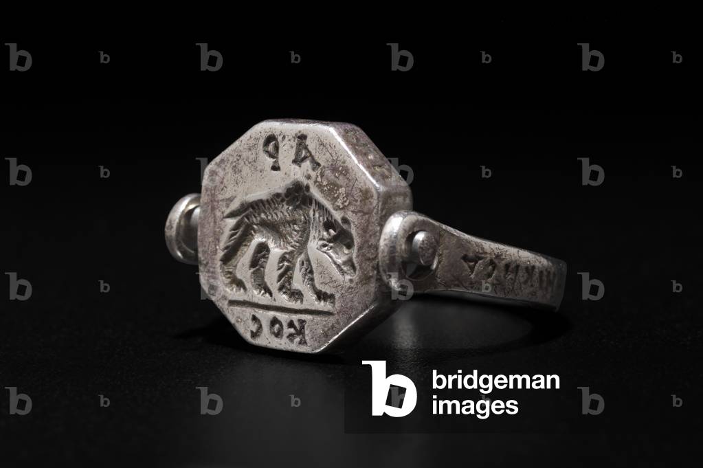 Ring engraved with a lion and a bear, Early Byzantine Period, 6th-7th century (silver)