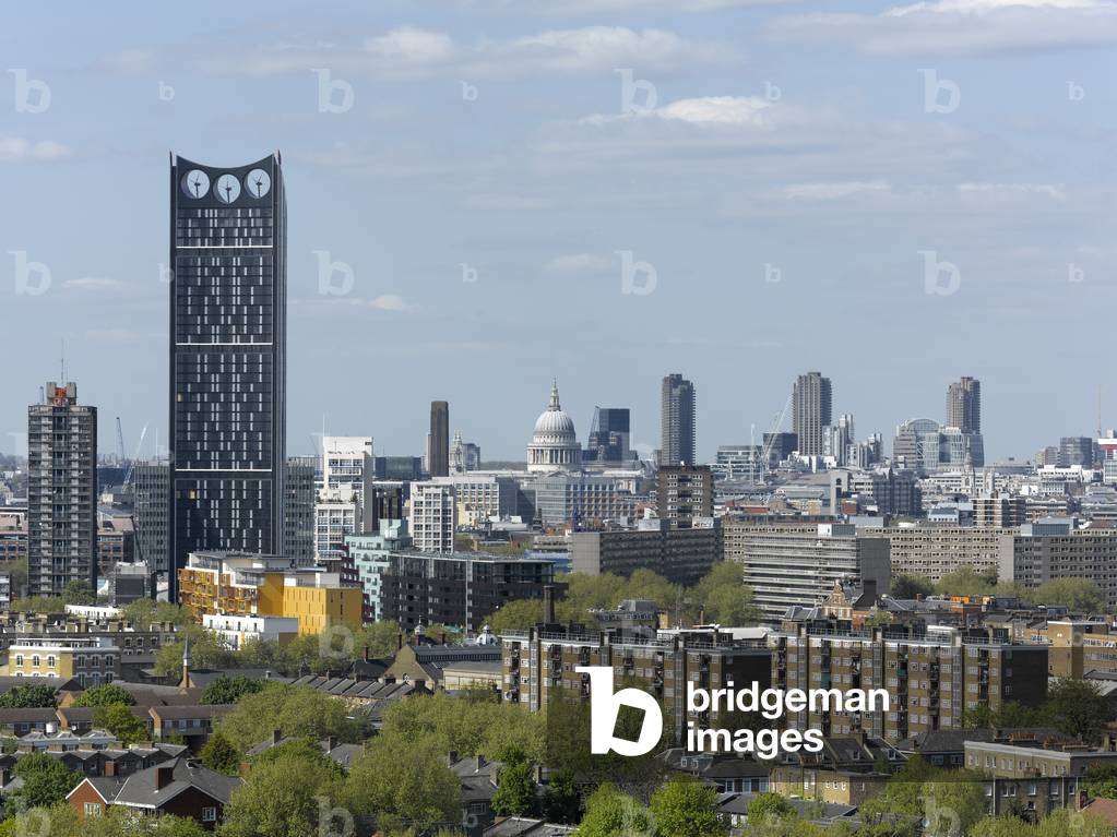 Strata Tower and city skyline, London, UK (photo)