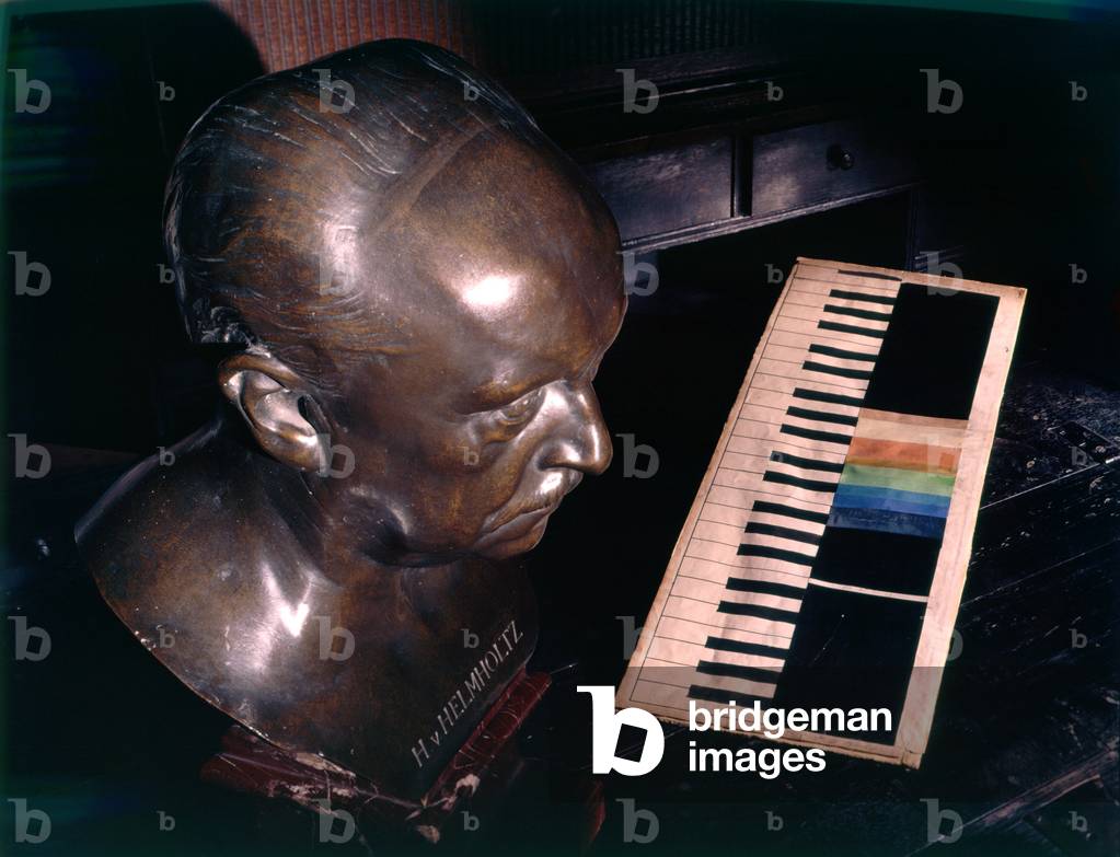 Bust of Hermann von Helmholtz with table of colours (photo)