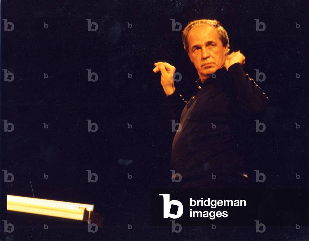 Pierre Boulez conducting during a rehearsal, 1986 (photo)
