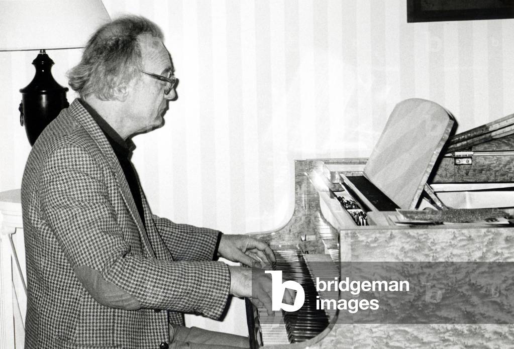 Alfred Brendel playing the, 1997 (photo)