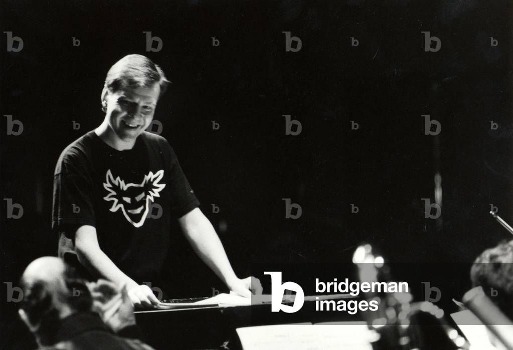 Magnus Lindberg conducting, 1998 (photo)
