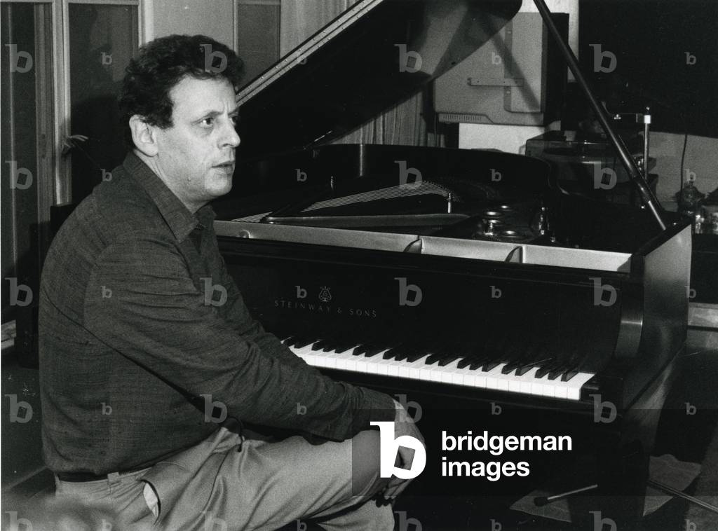 Philip Glass at piano, 1989 (photo)