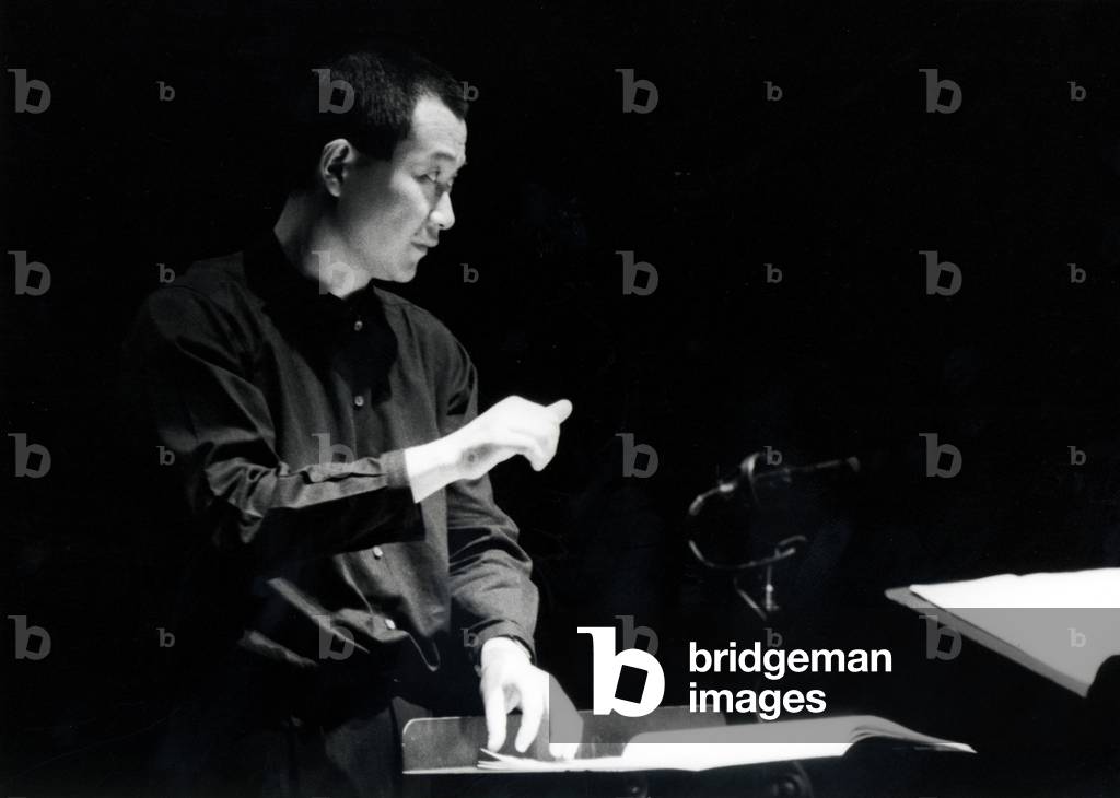 Tan Dun conducting, 1996 (photo)