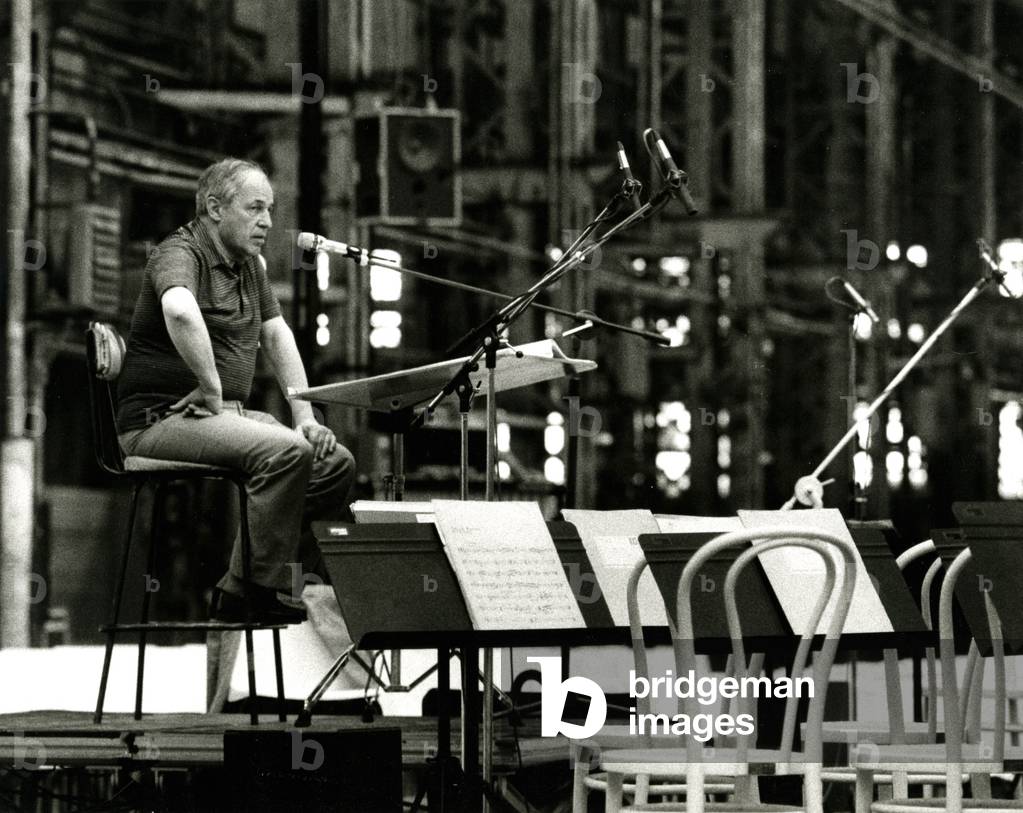 Pierre Boulez, rehearsing, 1990 (photo)