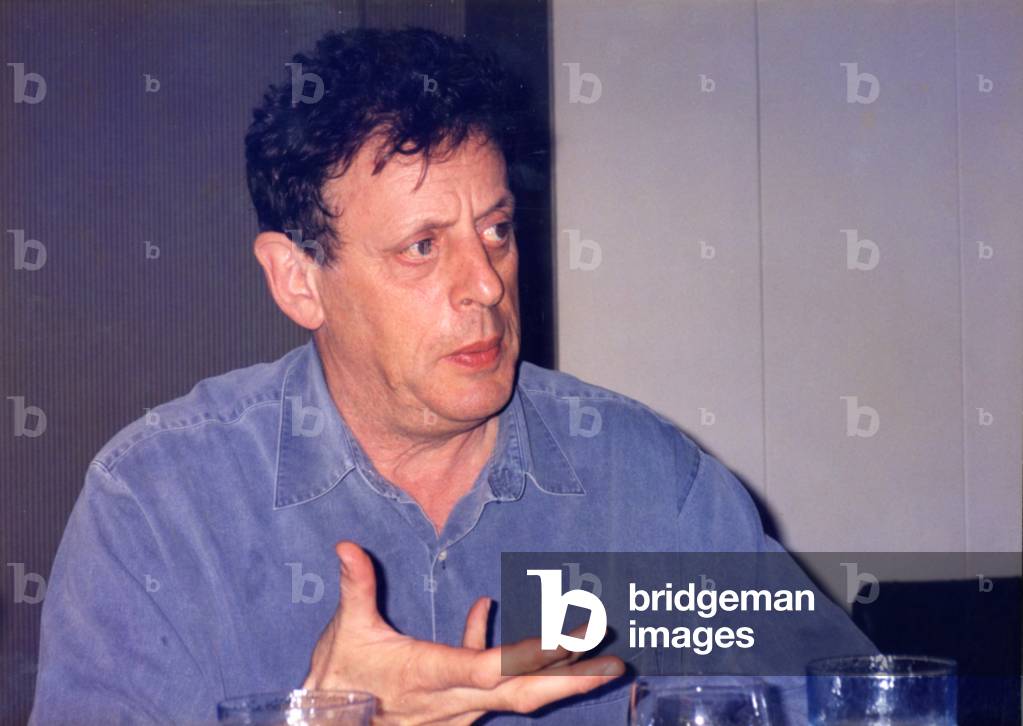 Philip Glass playing, 1995 (photo)