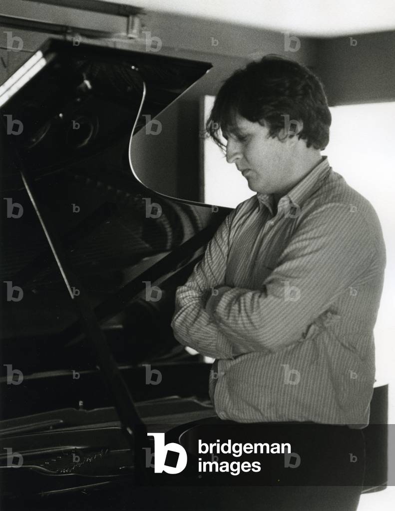 Thomas Adès standing beside piano, 2000 (photo)
