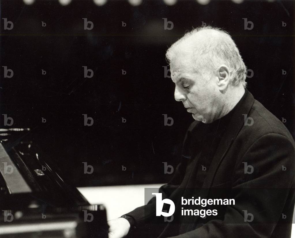 Daniel Barenboim rehearsing Schubert, 2000 (photo)