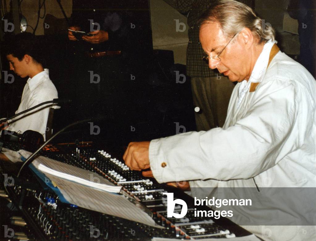 Karlheinz Stockhausen playing synthesizer, 1995 (photo)