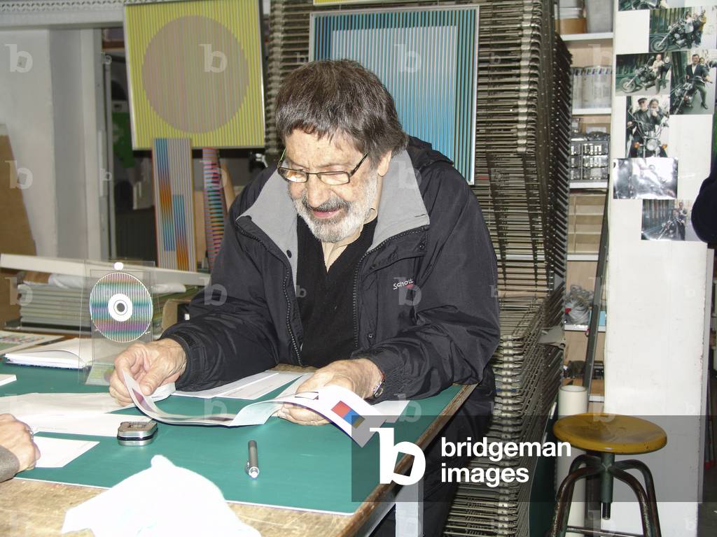 Carlos Cruz-Diez in his studio La Boucherie, 2006 (photo)