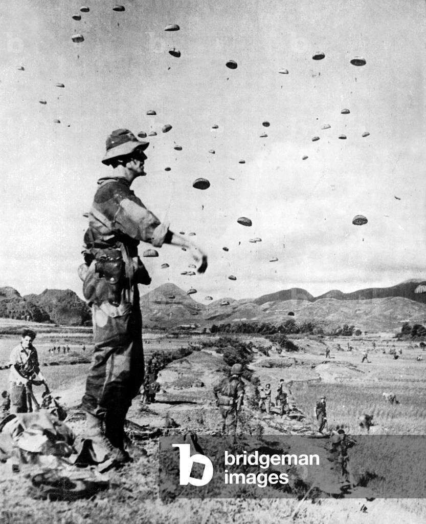 Indochina War: French parachuting in Lang Son, 1954 (photo)