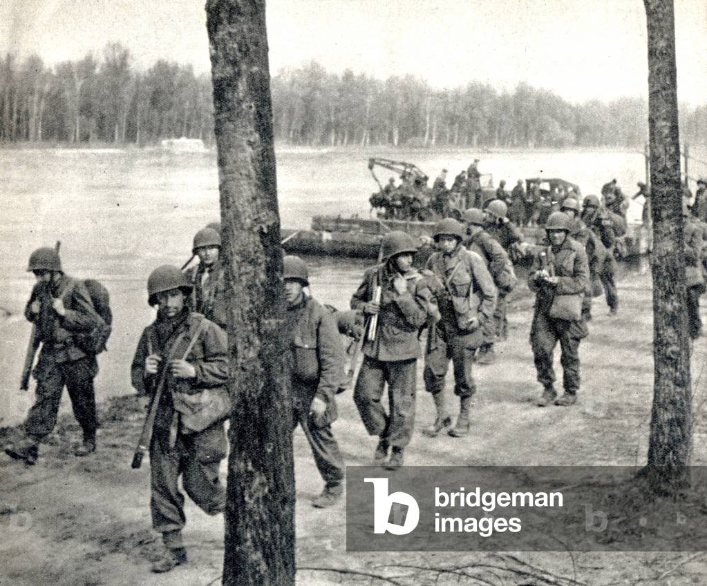 Crossing of the Rhine by the allied armies, 1945 (b/w photo)